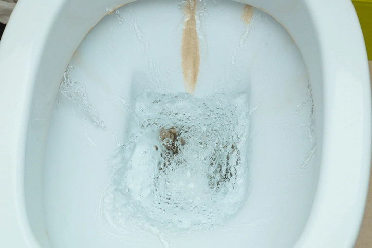 Toilette mit Kalkablagerungen